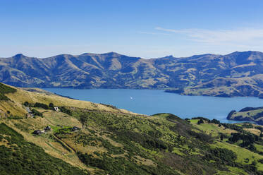 Wunderschöne Landschaft um den Hafen von Akaroa, Banks Peninsula, Südinsel, Neuseeland - RUNF02572