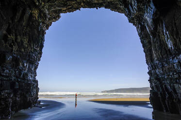 Frau in den riesigen Domhöhlen, The Catlins, Südinsel, Neuseeland - RUNF02581