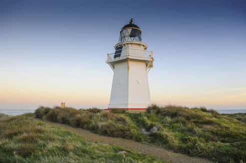Waipapa Point Leuchtturm bei Sonnenuntergang, die Catlins, Südinsel, Neuseeland - RUNF02584