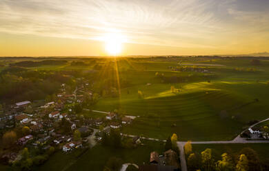 Luftbild mit Sonnenaufgang über Holzhausen, Bayern, Deutschland - LHF00646