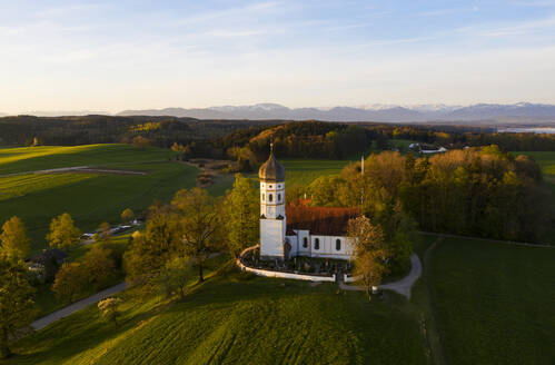 Luftaufnahme der Kirche St. Johann Baptist in der Dämmerung, Holzhausen bei Munsing, Bayern, Deutschland - LHF00647