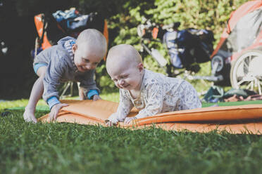 Baby-Mädchen und Kleinkind-Junge mit Isomatte im Gras - IHF00094