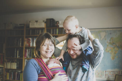 Porträt einer glücklichen vierköpfigen Familie zu Hause, lizenzfreies Stockfoto