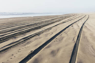 Reifenspuren auf der weichen Oberfläche des Sandes an einem Strand. - MINF11410