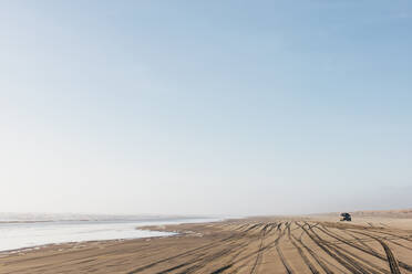 Reifenspuren auf der weichen Oberfläche des Sandes an einem Strand. - MINF11414