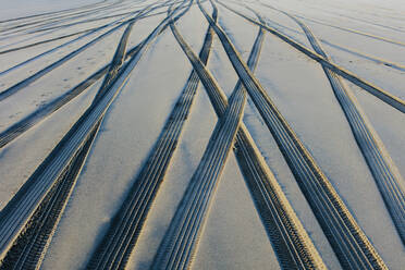 Reifenspuren auf der weichen Oberfläche des Sandes an einem Strand. - MINF11418