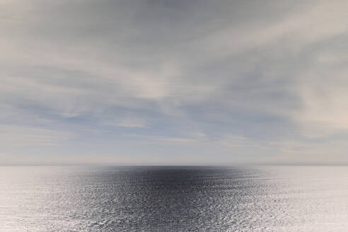 Umgekehrtes Bild des weiten Ozeans, des Himmels und des Horizonts, Oswald West State Park, Manzanita, Oregon - MINF11420