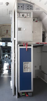 Lebensmittelabteil in einem Flugzeug - MINF11468