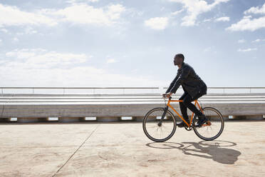 Mann fährt Fahrrad auf der Uferpromenade - JND00043