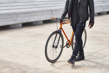 Mann mit Fahrrad auf der Uferpromenade - JND00046