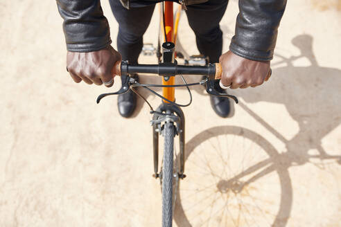 Mann mit Fahrrad in Barcelona - JND00047