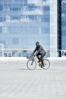 Mann mit Fahrrad in Barcelona - JND00048