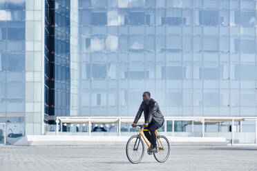 Mann mit Fahrrad in Barcelona - JND00049