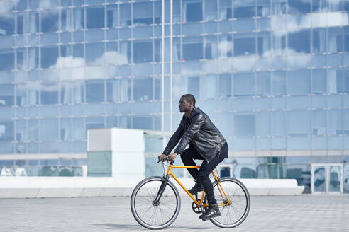 Man with bike in Barcelona - JND00050