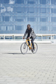 Mann mit Fahrrad in Barcelona - JND00051