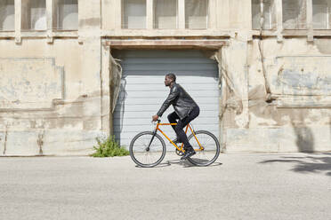 Mann mit Fahrrad in Barcelona - JND00060