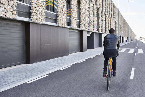 Mann mit Fahrrad in Barcelona - JND00065