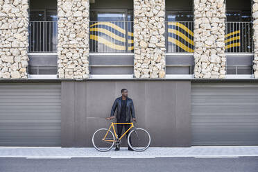Mann mit Fahrrad auf dem Bürgersteig - JND00069