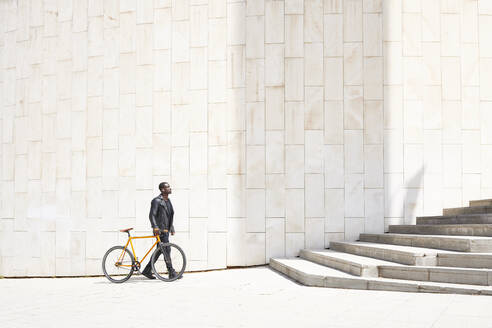 Mann mit Fahrrad - JND00073