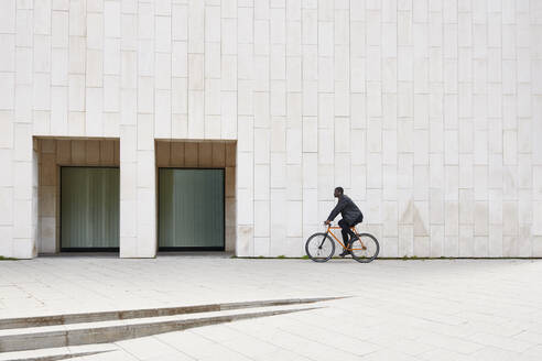 Mann mit Fahrrad in Barcelona - JND00076