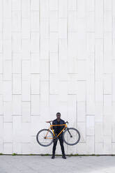 Mann hält sein Fahrrad - JND00078