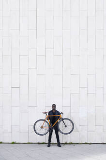 Mann hält sein Fahrrad - JND00078