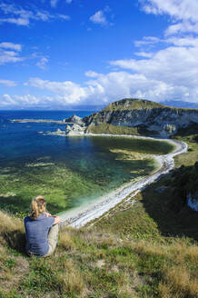 Tourist blickt von den Klippen über die Kaikoura-Halbinsel, Südinsel, Neuseeland - RUNF02590
