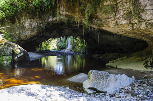 Moria Gate Arch im Oparara-Becken, Karamea, Südinsel, Neuseeland - RUNF02600