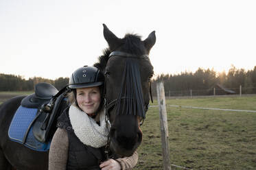 Porträt einer lächelnden Frau mit Pferd - CRF02859
