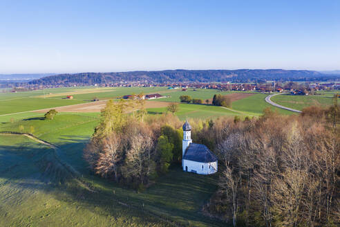 Luftaufnahme der Kapelle St. Georg, Ascholding bei Dietramszell, Oberbayern, Deutschland - SIEF08674