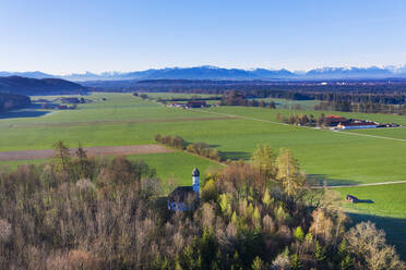 Luftaufnahme der Kapelle St. Georg, Ascholding bei Dietramszell, Tölzer Land, Oberbayern, Deutschland - SIEF08675