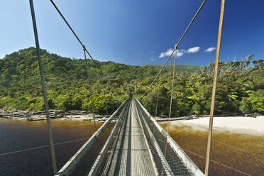 Hängebrücke über den tropischen Strand - MINF11606