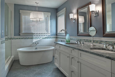 Bathtub, toilet and sink in modern bathroom - MINF11611