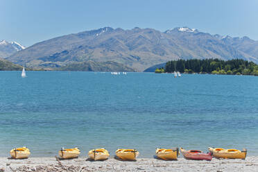Am Strand angedockte Kajaks, Lake Wanaka, Otago, Neuseeland - MINF11616