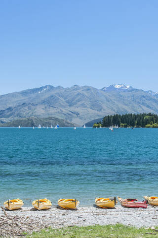 Am Strand angedockte Kajaks, Lake Wanaka, Otago, Neuseeland, lizenzfreies Stockfoto