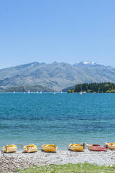 Am Strand angedockte Kajaks, Lake Wanaka, Otago, Neuseeland - MINF11617