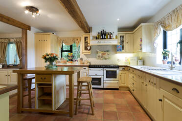 Empty cottage kitchen - MINF11647