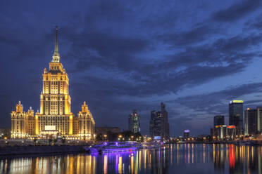 Skyline der Stadt bei Nacht beleuchtet, Moskau, Russland - MINF11649