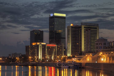 Skyline der Stadt bei Nacht beleuchtet, Moskau, Russland - MINF11650