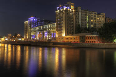 Skyline der Stadt bei Nacht beleuchtet, Moskau, Russland - MINF11655