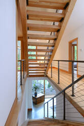 Holztreppe in modernem Haus - MINF11665