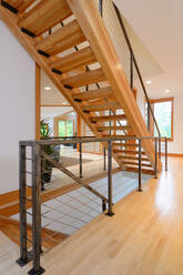 Holztreppe in modernem Haus - MINF11666