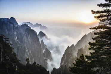 Nebelschwaden über felsigen Bergen, Huangshan, Anhui, China - MINF11693