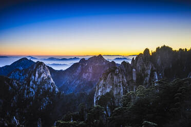 Wolken ziehen über felsige Berge, Huangshan, Anhui, China - MINF11694