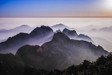 Nebelschwaden über felsigen Bergen, Huangshan, Anhui, China - MINF11698