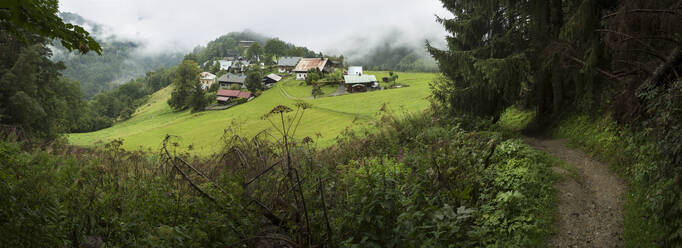 Dorf in grünen Hügeln, Les Houcheas, Frankreich - MINF11726