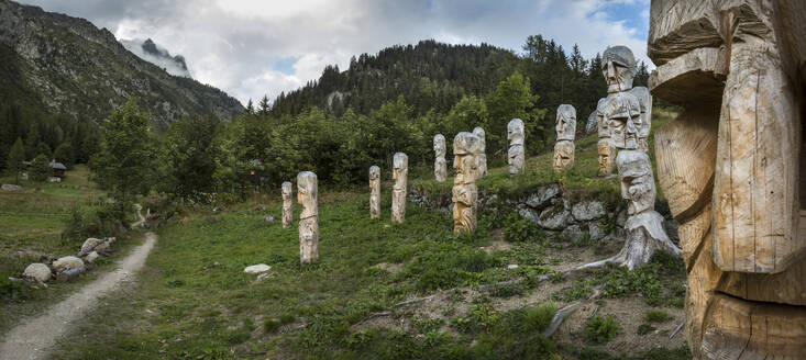 Geschnitzte Totempfähle auf dem Mt. Blanc-Pfad, Argentiere, Frankreich - MINF11739