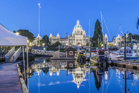 Parlamentsgebäude und Hafen in der Morgendämmerung beleuchtet, Victoria, British Columbia, Kanada, lizenzfreies Stockfoto