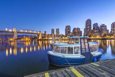 Skyline am Wasser und Hafen bei Nacht beleuchtet, Vancouver, British Columbia, Kanada - MINF11763