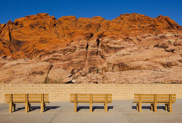 Parkbänke vor dem Red Rock Canyon, Nevada, Vereinigte Staaten - MINF11803